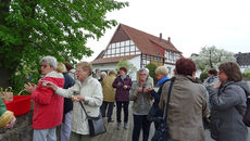 Frühstück vor der Kirche Neuberich